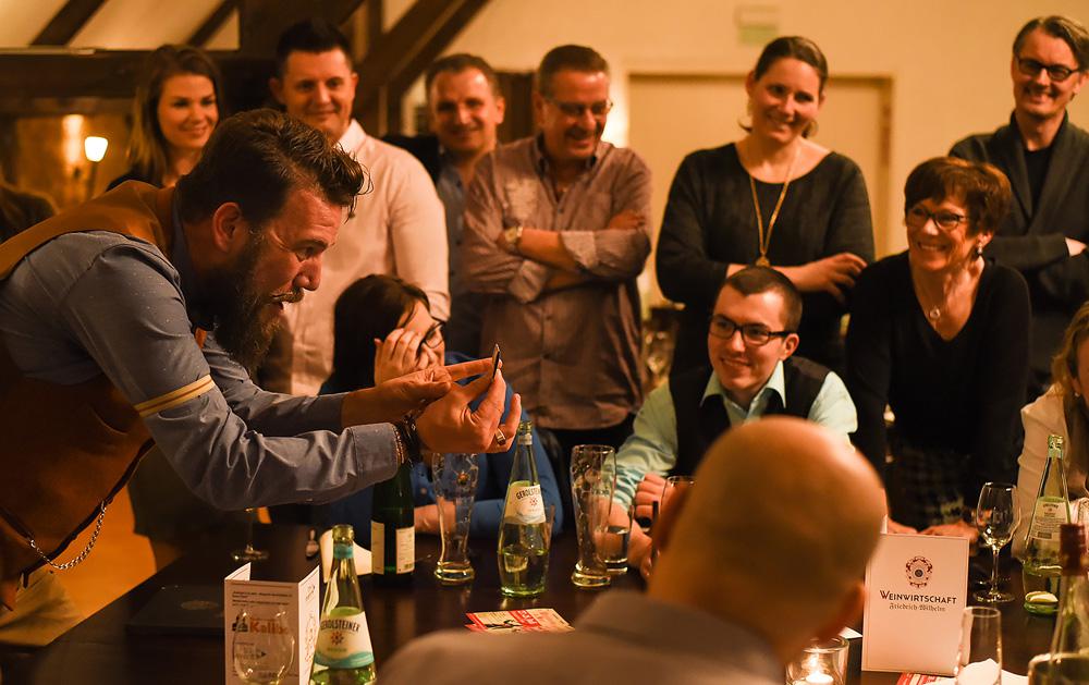 Close-Up-Zauberei mit Zauberer und Zauberkünstler Kalibo